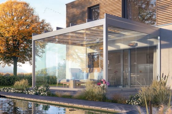 représentation d'une terrasse moderne avec une toit de terrasse en verre et des plantes aquatiques, reflétant un ciel bleu. représentation d'une terrasse moderne avec une toit de terrasse en verre et des plantes aquatiques, reflétant un ciel bleu.