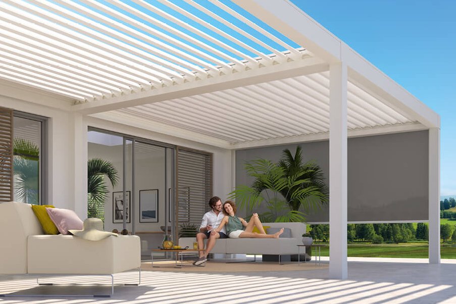 Espace extérieur moderne avec une surstructure blanche et des ombres projetées. Espace extérieur moderne avec une surstructure blanche et des ombres projetées.