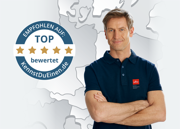 Homme souriant en polo bleu avec logo, bras croisés, sur fond de carte stylisée. Éléments graphiques colorés. Homme souriant en polo bleu avec logo, bras croisés, sur fond de carte stylisée. Éléments graphiques colorés.